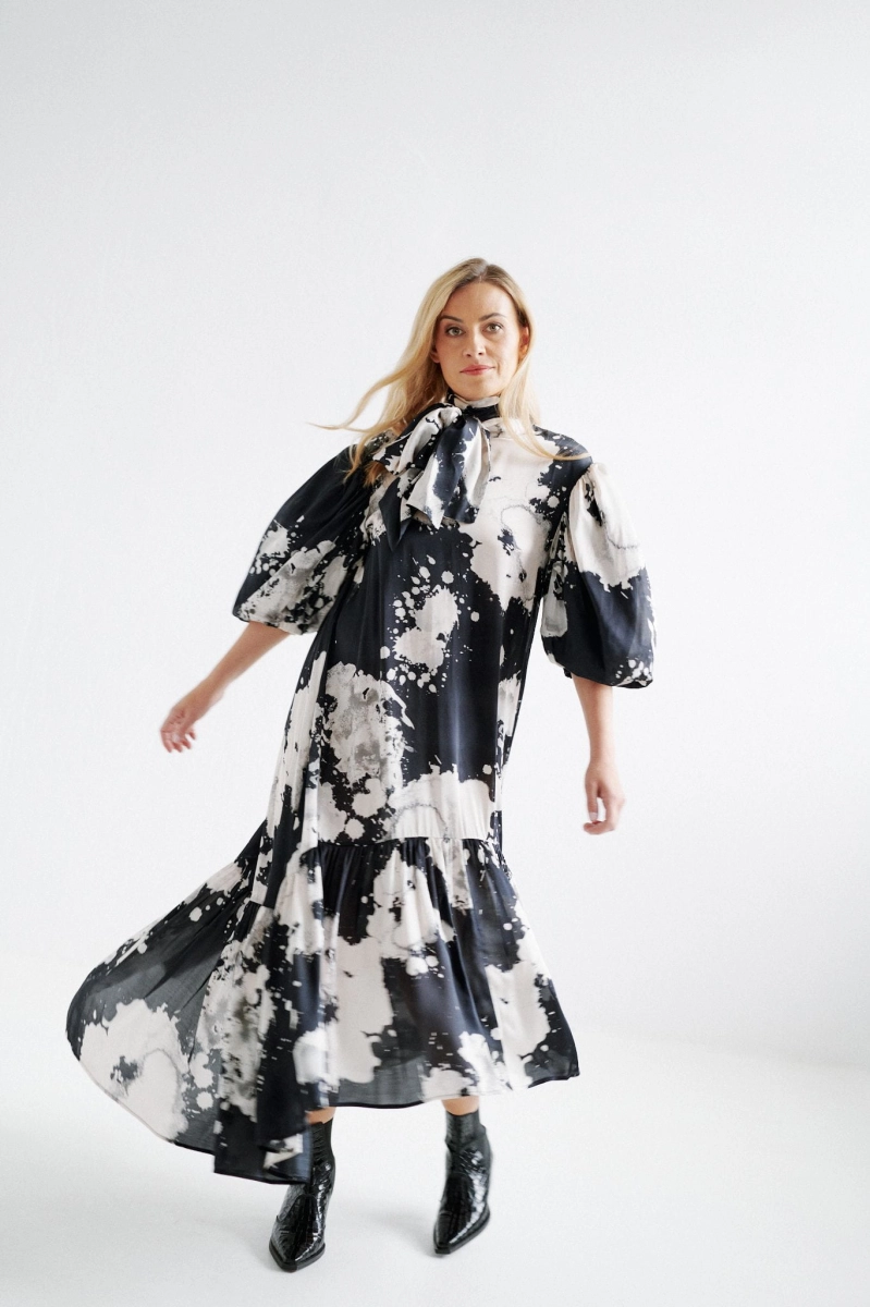 METGALA BLACK&WHITE extensive dress with a bow collar