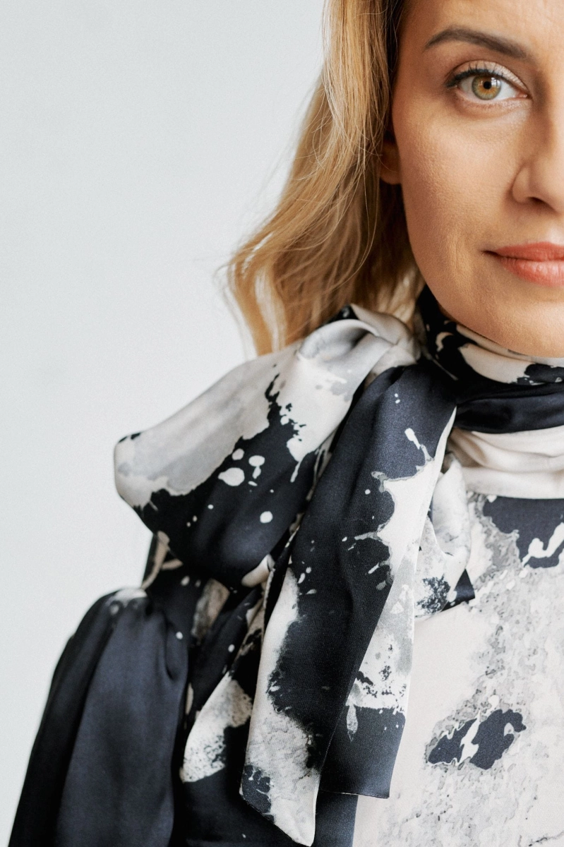 METGALA BLACK&WHITE extensive dress with a bow collar
