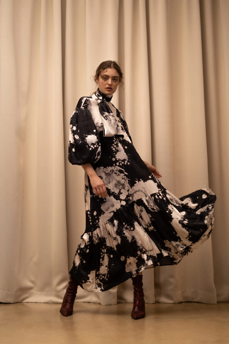 METGALA BLACK&WHITE extensive dress with a bow collar