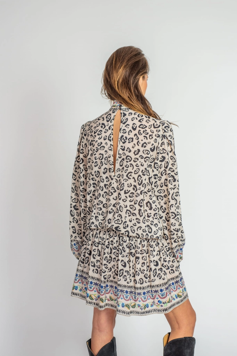 CARRIE beige jedwabna sukienka w zwierzęcy print