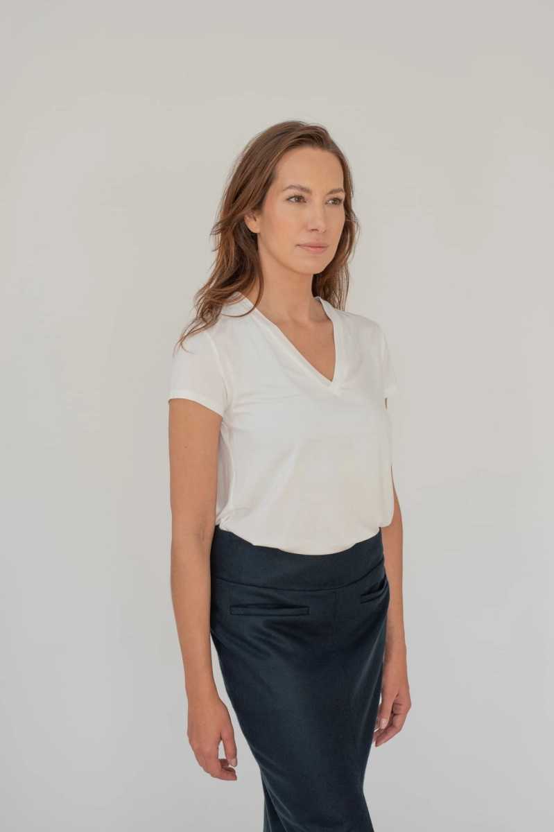 BASIC  SHORT biały T-shirt z dekoltem w serek